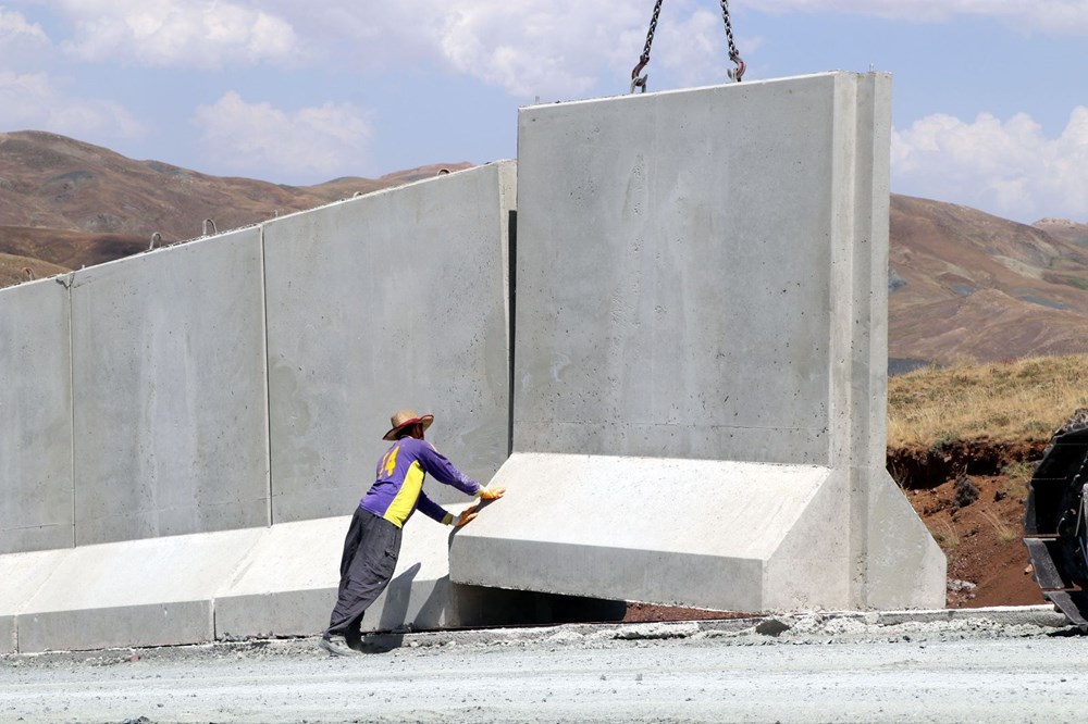İran sınırında kaçak geçişleri engellemek için beton duvar örülüyor - 6