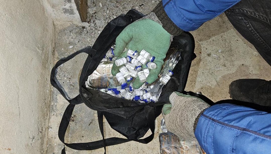 Metruk binada gizlenirken yakalandılar: Çantadan botoks ilaçları çıktı