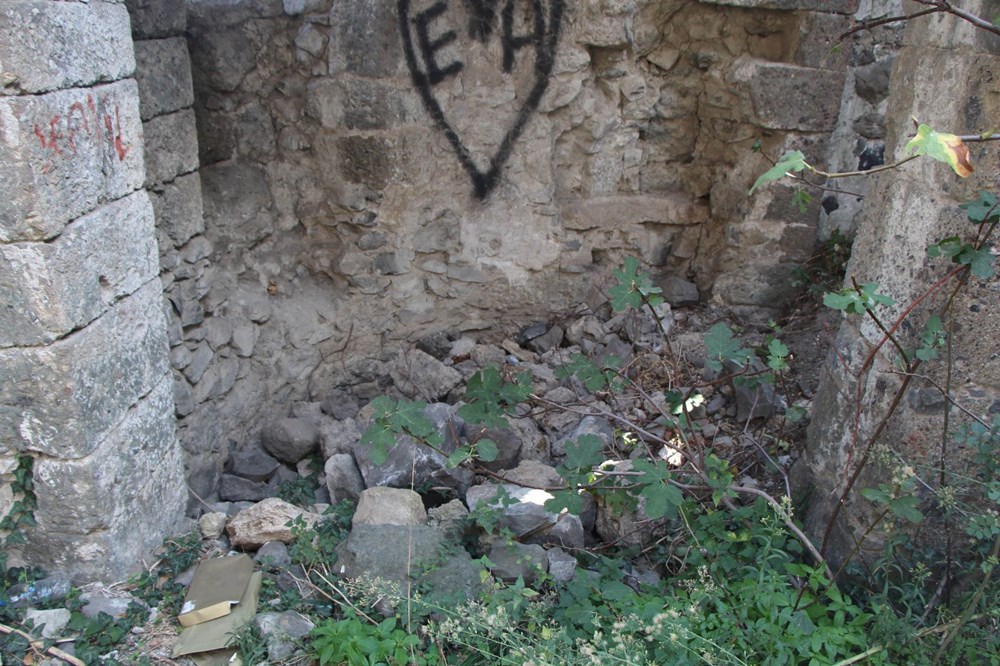 Defineciler tarihi kiliseyi talan etti - 9