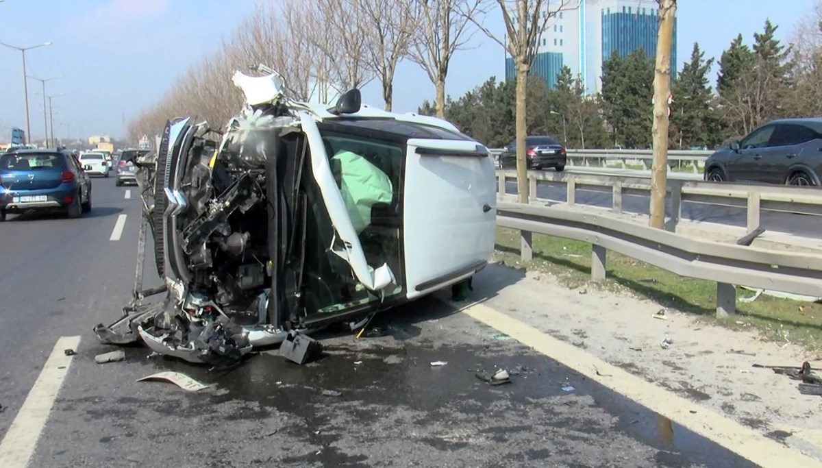 TEM bağlantı yolunda kaza: Devrilen araçtan burnu bile kanamadan çıktı TEM bağlantı yolunda kaza: Devrilen araçtan burnu bile kanamadan çıktı