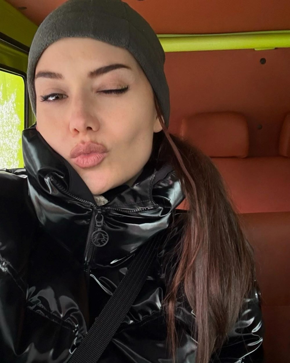 Fahriye Evcen lüks aracıyla şov yaptı - 1