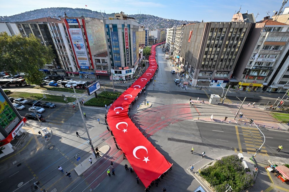 İzmir’dekurtuluş coşkusu (350 metrelik dev bayrak açıldı) - 1
