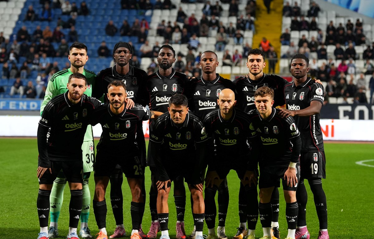Beşiktaşlı futbolcular, Kasımpaşa maçı öncesi takım halinde fotoğraf çektirdi.