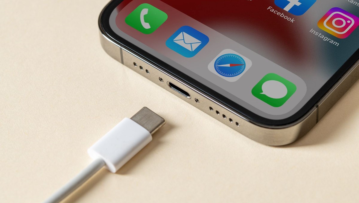 Sahte şarj kablolarına dikkat: iPhone şarj edilirken kablo alev aldı Sahte şarj kablolarına dikkat: iPhone şarj edilirken kablo alev aldı