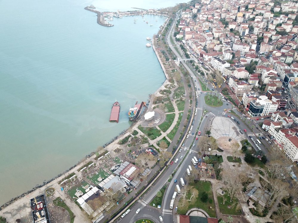 Fırtınada ikiye yarılan gemi havadan görüntülendi - 2