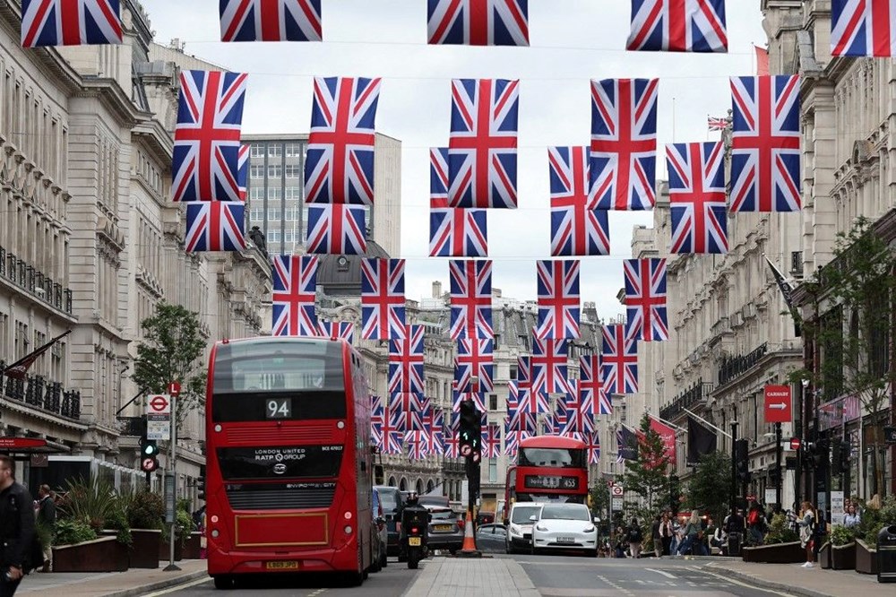 Kraliçe Elizabeth’in tahttaki 70’inci yıldönümü: Londra sokakları fotoğraflar ve bayraklarla donatıldı - 6