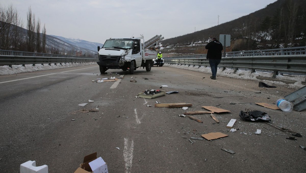 Bariyerlere çarpıp karşı şeride geçti Bariyerlere çarpıp karşı şeride geçti