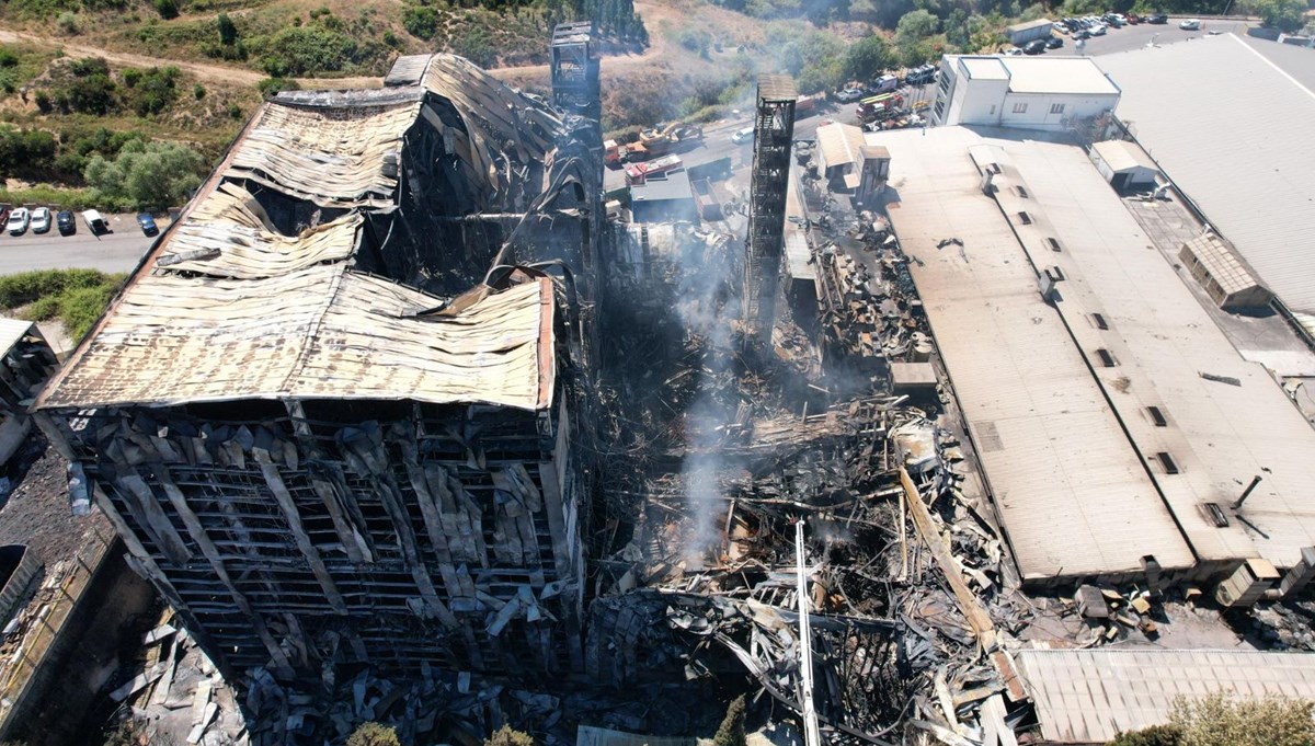 7 saat yanan ve kül olan Tuzla'daki fabrika havadan görüntülendi 7 saat yanan ve kül olan Tuzla'daki fabrika havadan görüntülendi