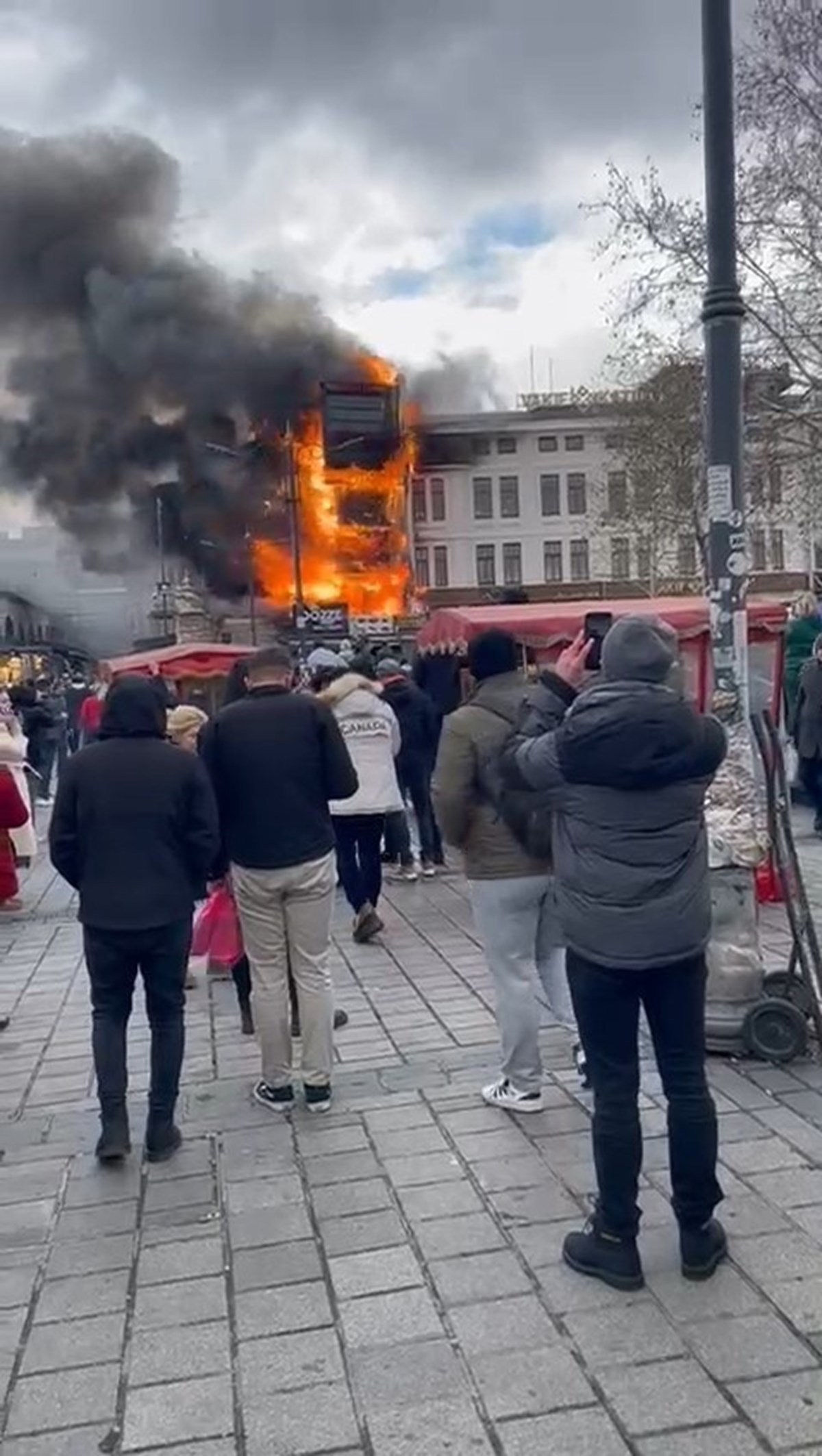 Kısa sürede büyüyen alevler, binayı sarıp yan taraftaki yapılara da sıçradı. Kısa sürede büyüyen alevler, binayı sarıp yan taraftaki yapılara da sıçradı.