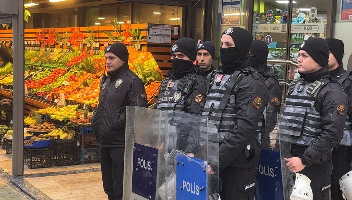 50 yıllık semt pazarı kapatıldı, pazarcı esnafı yürüyüş yapmak istedi