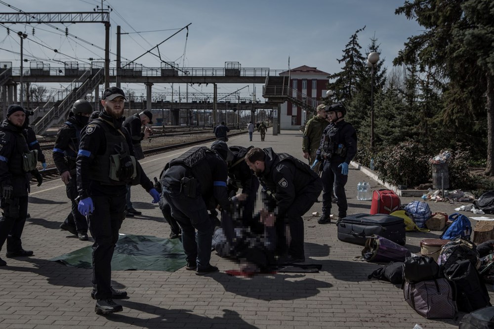 Rusya Ukrayna'da Kramatorsk tren garını vurdu: Olay yerinden fotoğraflar - 13