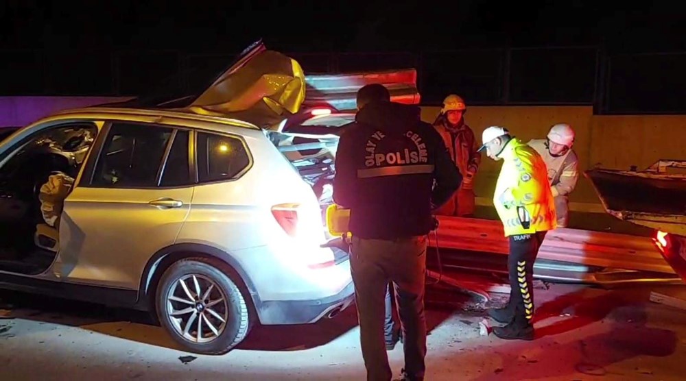 Ölüm teğet geçti: Bariyere saplanan cipte mucize kurtuluş - 1