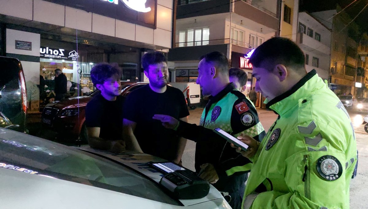 Çakarı açık bırakıp pastaneye gittiler: Sürücü ve araç sahibine 276 bin TL ceza Çakarı açık bırakıp pastaneye gittiler: Sürücü ve araç sahibine 276 bin TL ceza