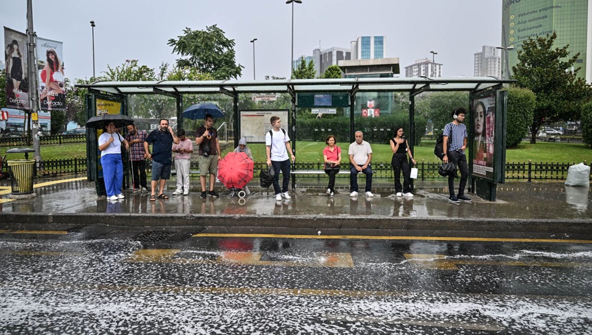 Meteoroloji uyarmıştı: İstanbul'u sağanak vurdu Meteoroloji uyarmıştı: İstanbul'u sağanak vurdu