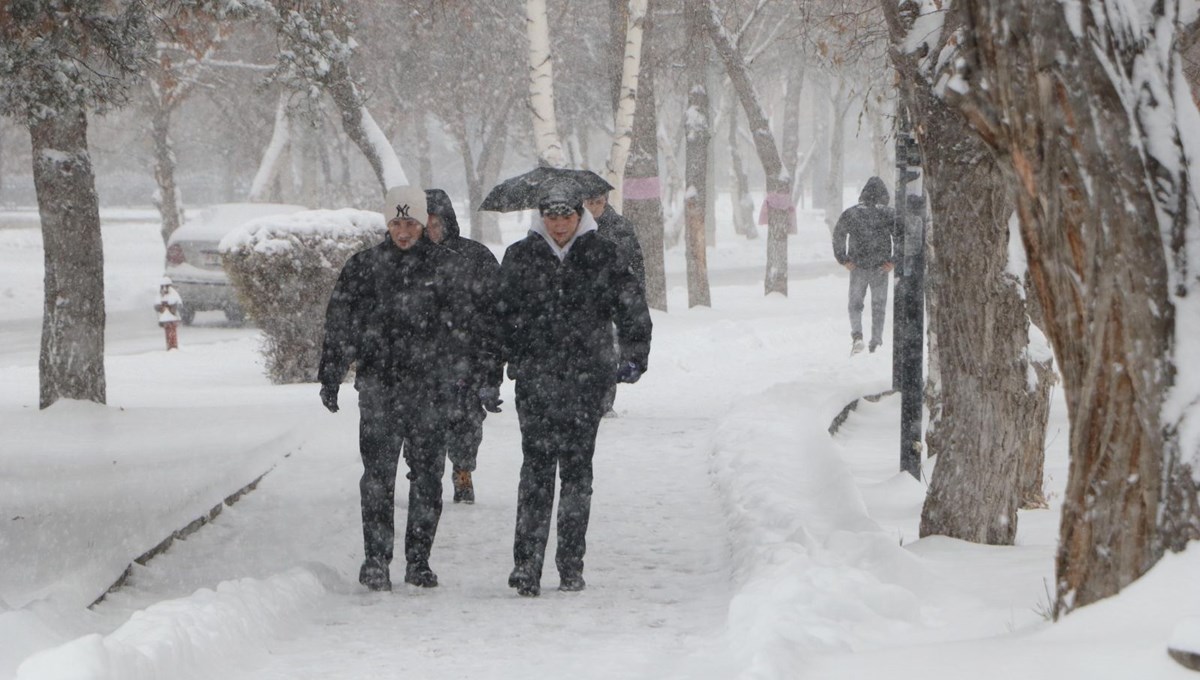 Kar, Erzurum'u esir aldı: Binlerce yerleşim yerine ulaşım kapandı