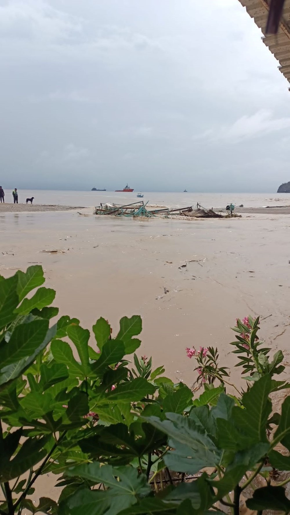 Antalya’da şiddetli yağmur hayatı felç etti:  Otomobil sel sularıyla sürüklendi - 5