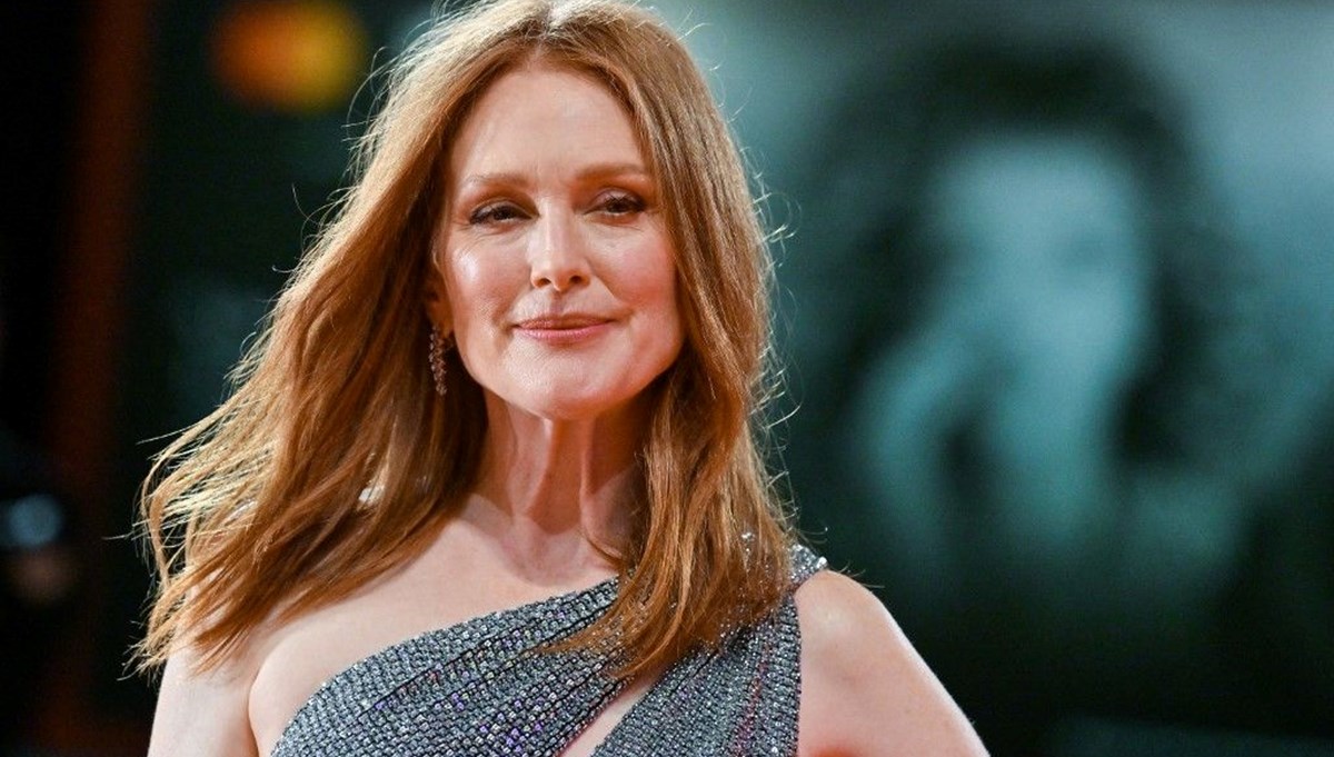 Jüri başkanı Julianne Moore Venedik Film Festivali kırmızı halısında