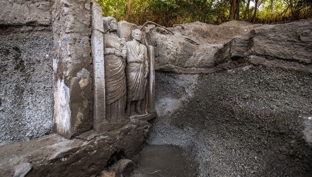 Pompei'de iki adet gerçek boyutlu heykel bulundu