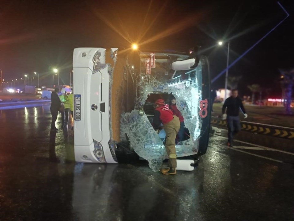 Balıkesir'de yolcu otobüsü devrildi: 1 ölü, 20 yaralı - 1