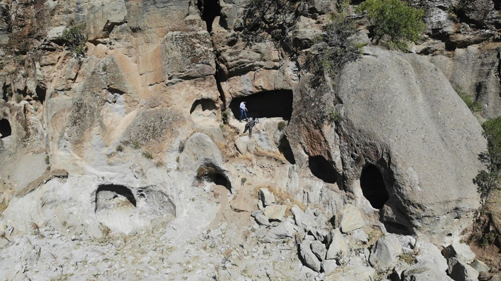 Bingöl’de 7 odalı kaya kilisesi keşfedildi - 1