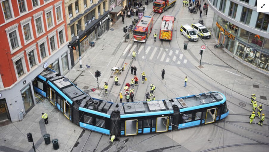 Oslo'da tramvay raydan çıktı, mağazaya girdi!