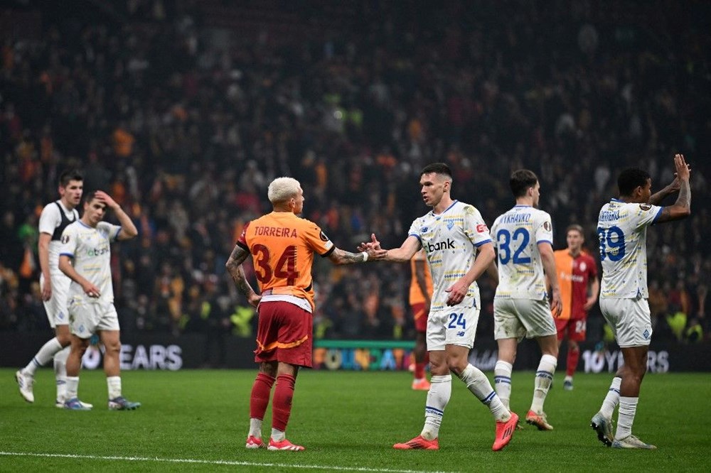 "Lucas Torreira'nın Menajerinden Şaşırtan Açıklama: 'Yakın Vakitte Olmaz' Sözü Sonra Dönüşümlere Neden Oldu!" 74 RivpIlKftk67Lj00vAv oQ