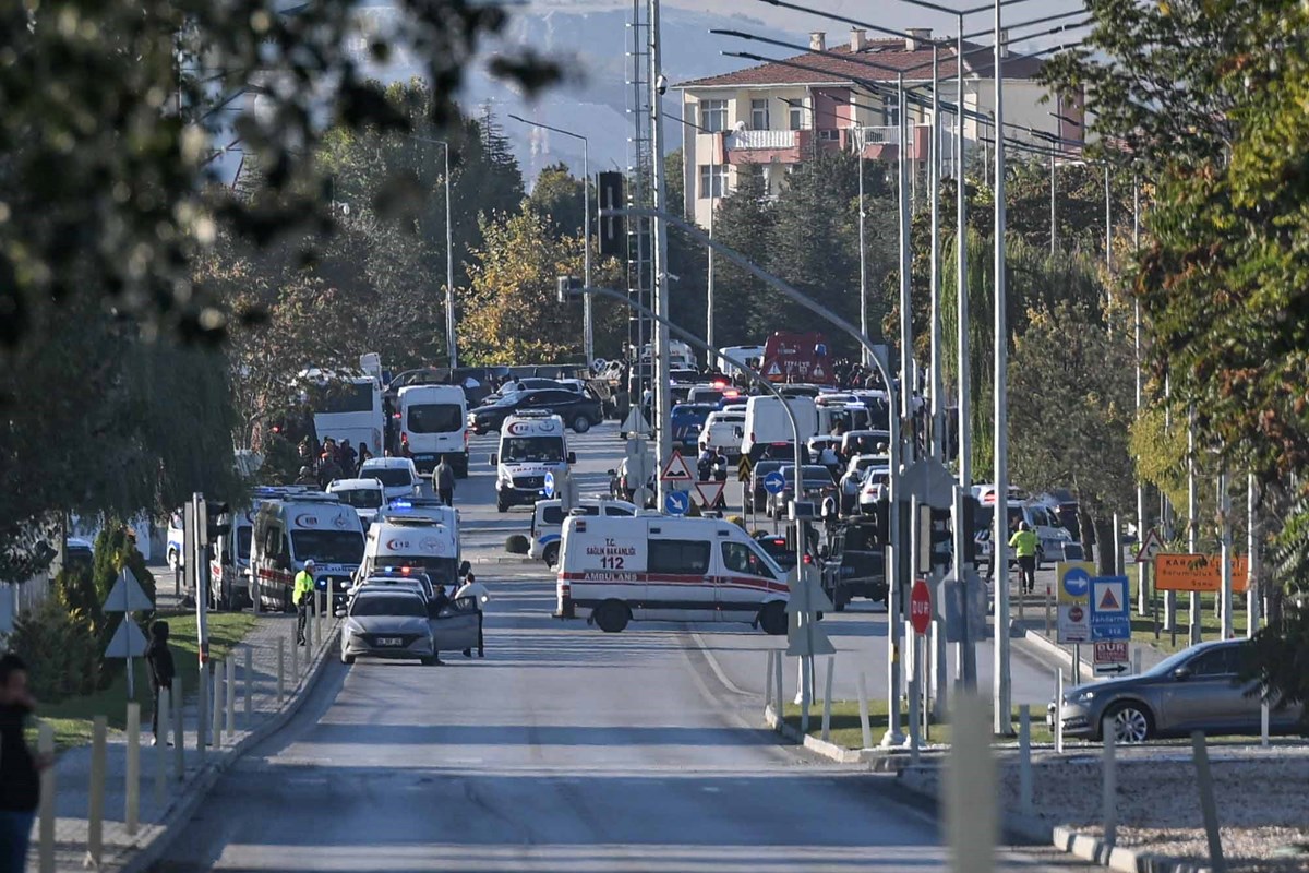 TUSAŞ tesislerine saldırıdan sonra çok sayıda ambulans geldi.