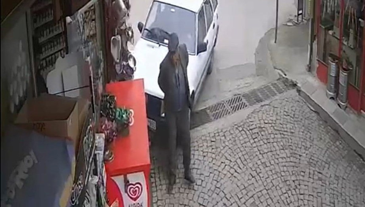 Otomobilin çarptığı yayanın soğukkanlı tavırları dikkat çekti Otomobilin çarptığı yayanın soğukkanlı tavırları dikkat çekti