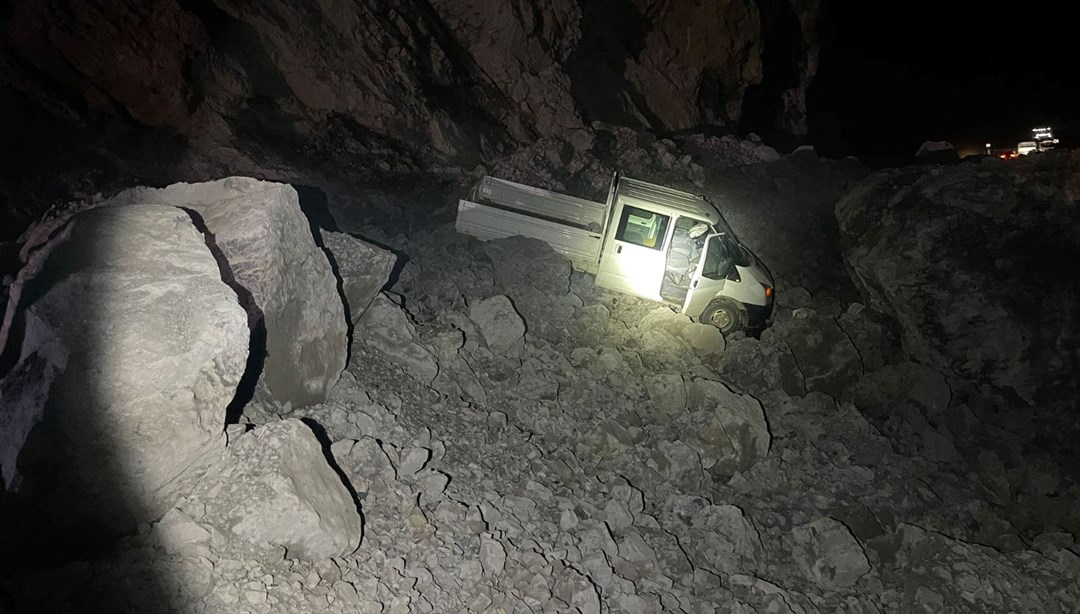 Hakkari-Çukurca karayolunda heyelan: Kamyonet kayaların arasında kaldı