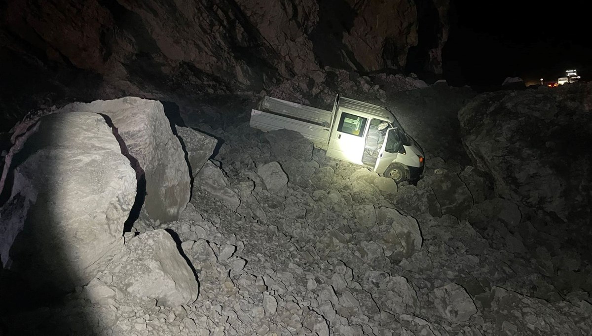 Hakkari-Çukurca karayolunda heyelan: Kamyonet kayaların arasında kaldı Hakkari-Çukurca karayolunda heyelan: Kamyonet kayaların arasında kaldı
