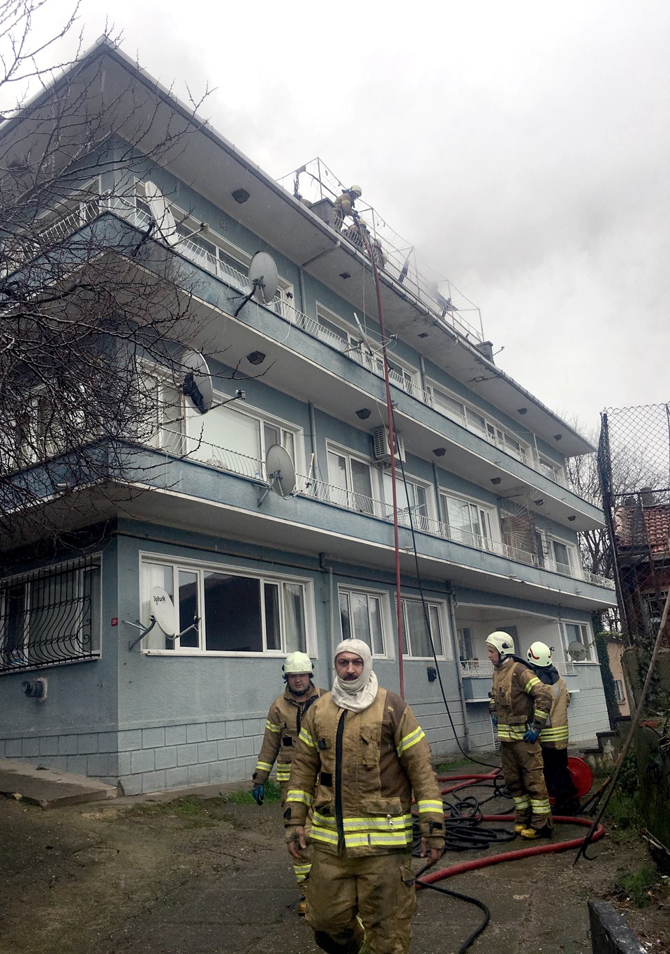 Üsküdar'da yangın: 3 kişi hastaneye kaldırıldı - 1