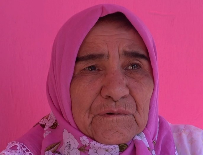 Isparta'nın "Barbie Teyzesi" pembe evine mahkum kaldı:  Yürüyemez hale geldiğini gözyaşları içinde anlattı