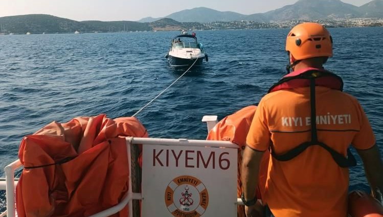 Bodrum'da arıza yapan tekne kurtarıldı
