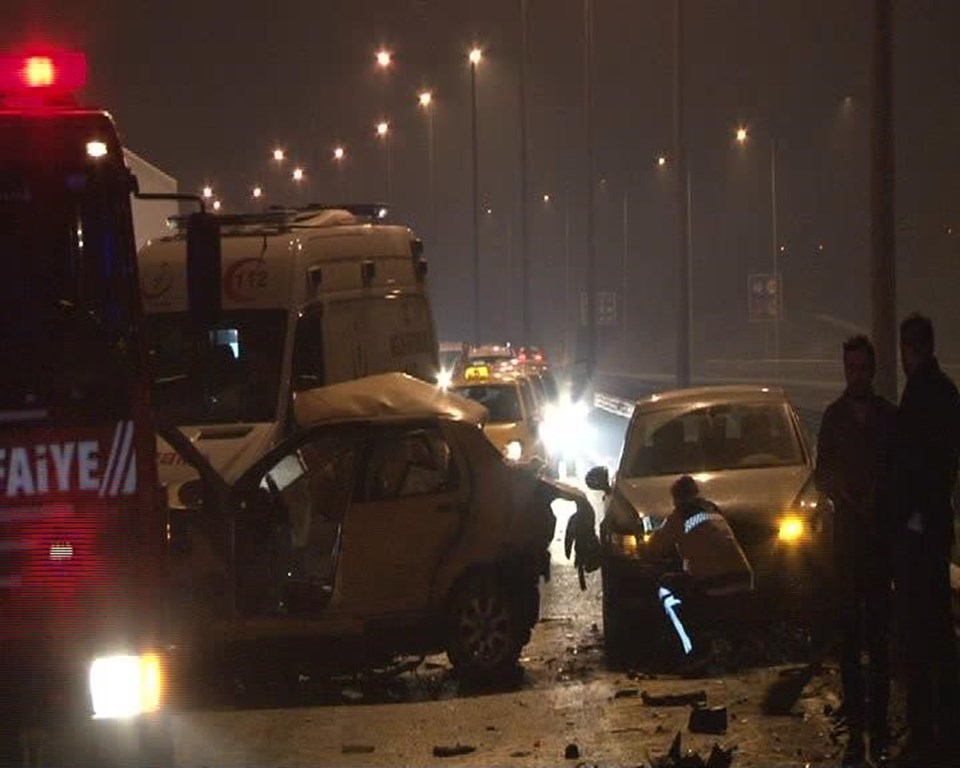 Ümraniye'de feci kaza: Araçların motorları 200 metre uzağa fırladı - 1
