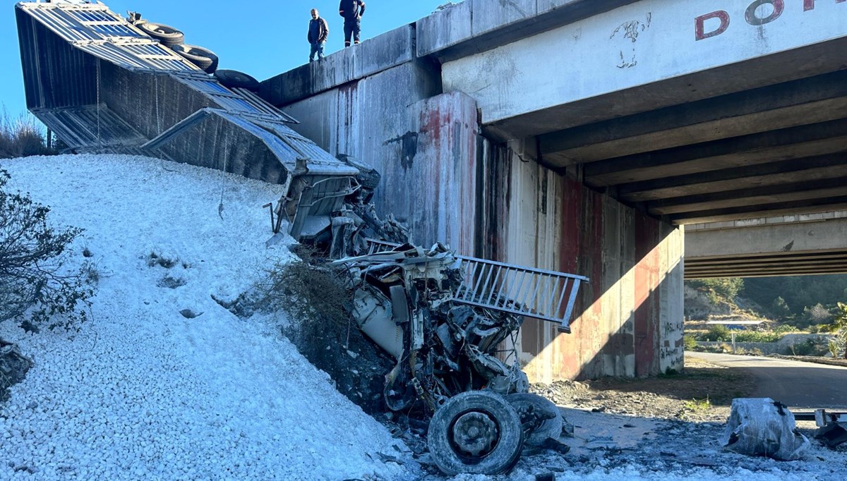 Ortalık savaş alanına döndü: 2 TIR, bir otomobil ve kamyonet kaza yaptı