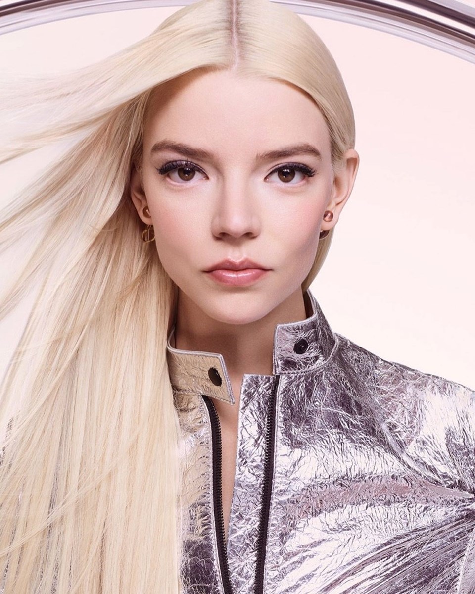 Anya Taylor Joy Fransız moda devine özel poz verdi - 1