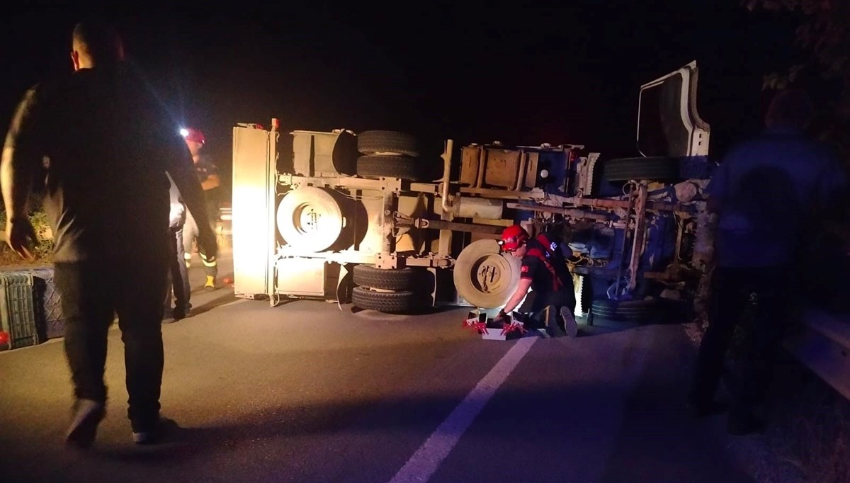 Domates yüklü kamyon devrildi