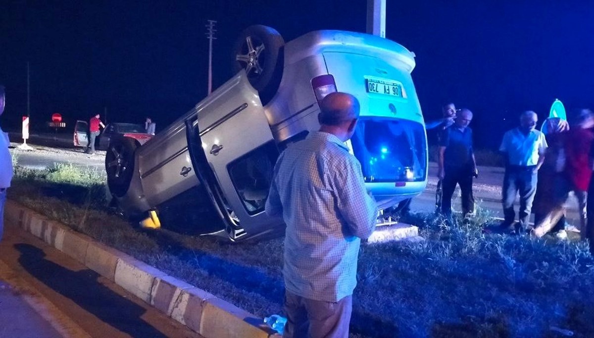 Kontrolden çıkan araç takla attı: 2'si çocuk 3 yaralı Kontrolden çıkan araç takla attı: 2'si çocuk 3 yaralı