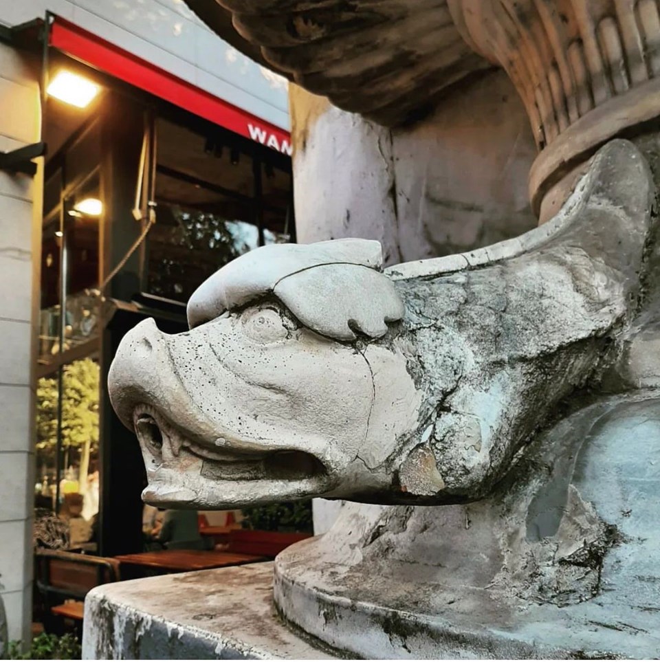Galatasaray Lisesi kapısındaki yılan heykeli kayboldu - 1