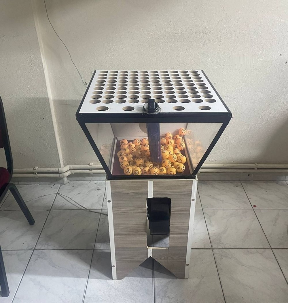 Küçükçekmece'de kumar baskını 21 kişiye para cezası Son Dakika