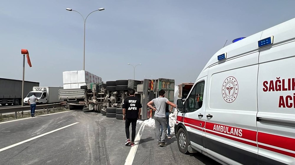 Otoyolda 3 kamyonun karıştığı kaza: İstanbul yönünde trafik
durdu - 5