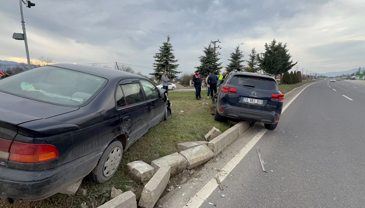 Kavşakta çarpışan araçlar refüje çıktı: 2 yaralı Kavşakta çarpışan araçlar refüje çıktı: 2 yaralı