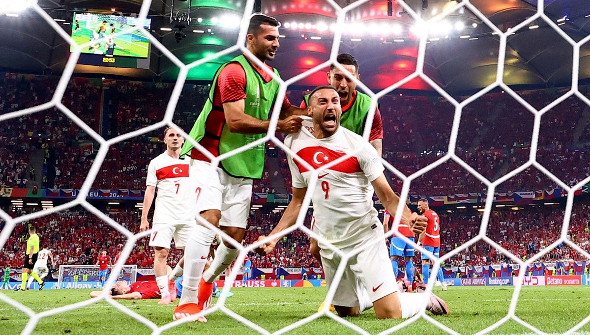Montella, Avusturya maçı kadrosunu şekillendiriyor: Cenk Tosun, Arda ve Barış kararı Montella, Avusturya maçı kadrosunu şekillendiriyor: Cenk Tosun, Arda ve Barış kararı