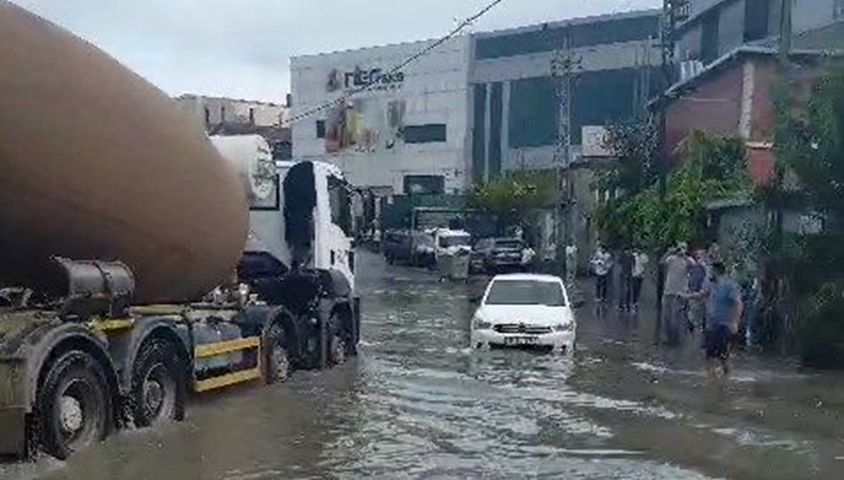 Eyüpsultan'da sağanak yağış, yolları göle çevirdi