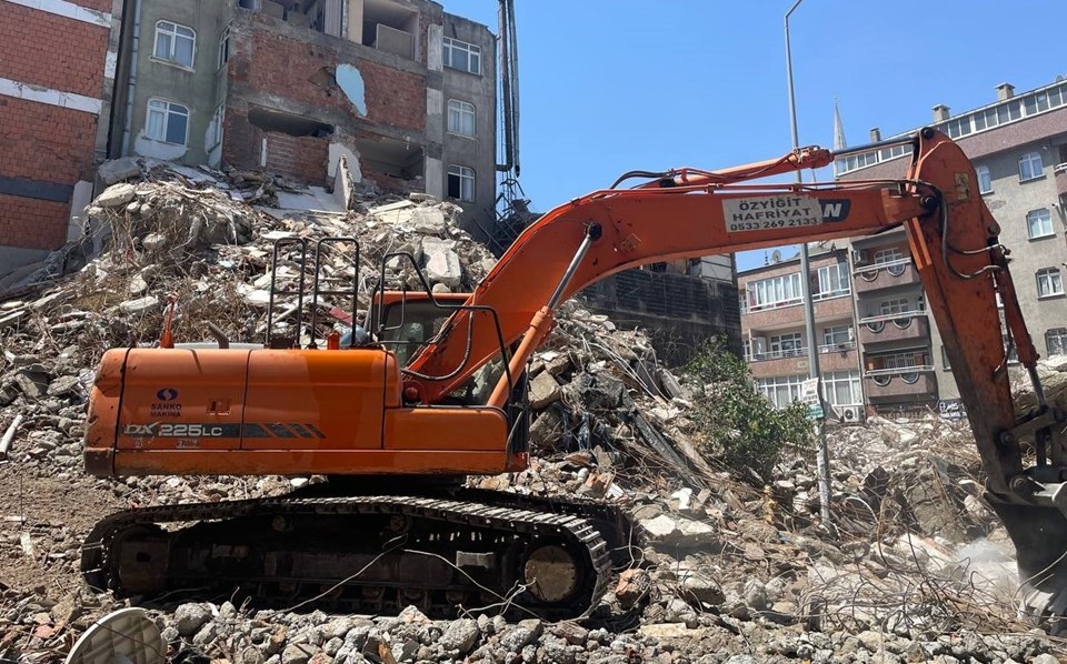 Yıkılırken kopan kolon bitişiğindeki binaya zarar verdi - 1