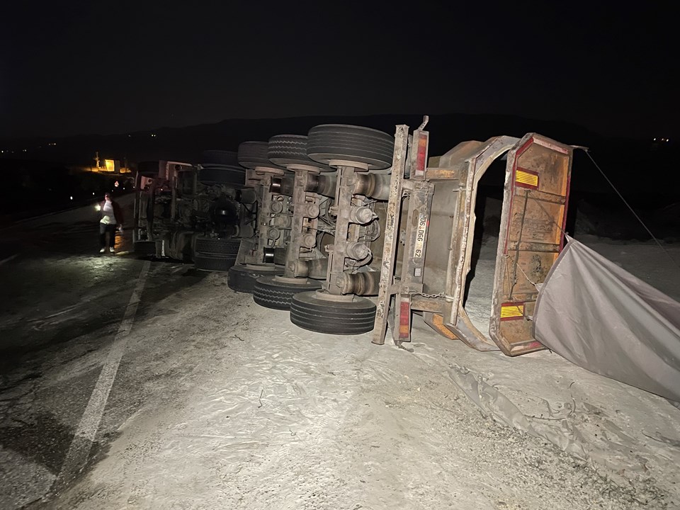 Karabük'te cam madeni yüklü tır devrildi - 1