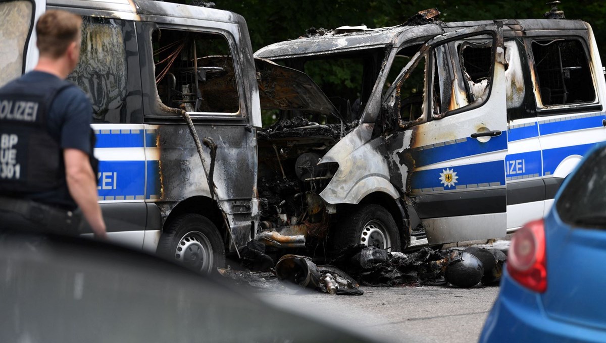 Almanya'da 8 polis aracı kundaklandı