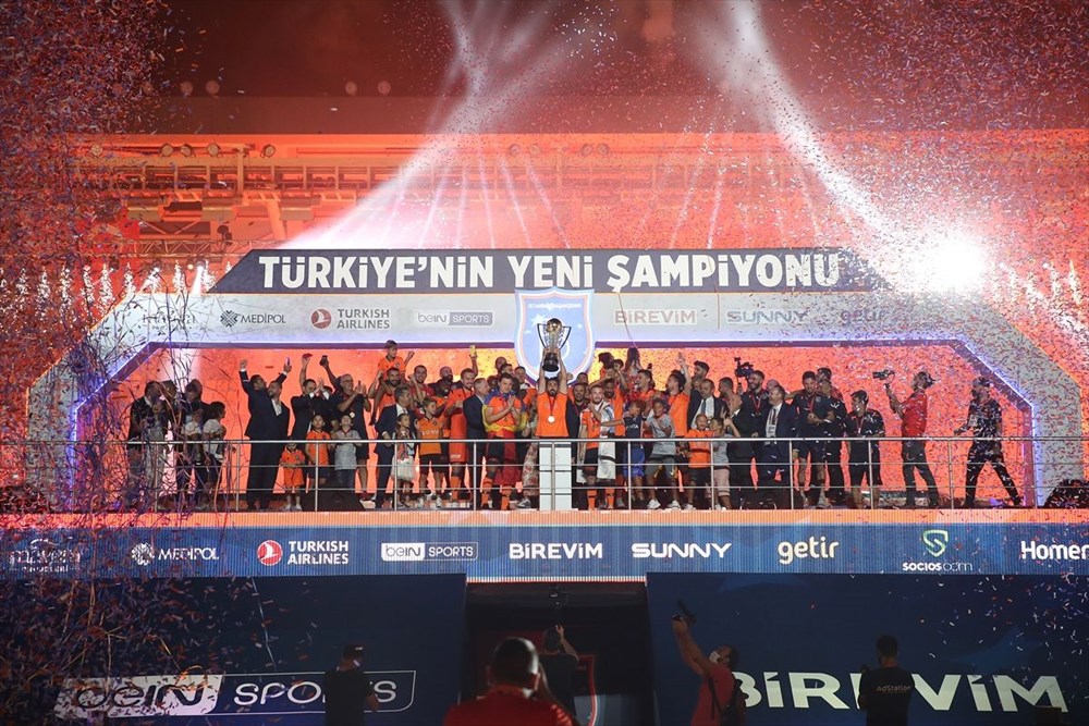 Medipol Başakşehir, şampiyonluk kupasını kaldırdı - 7