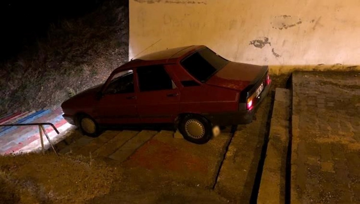 Trafiğe kapalı alana giren alkollü sürücünün otomobili merdivende asılı kaldı Trafiğe kapalı alana giren alkollü sürücünün otomobili merdivende asılı kaldı
