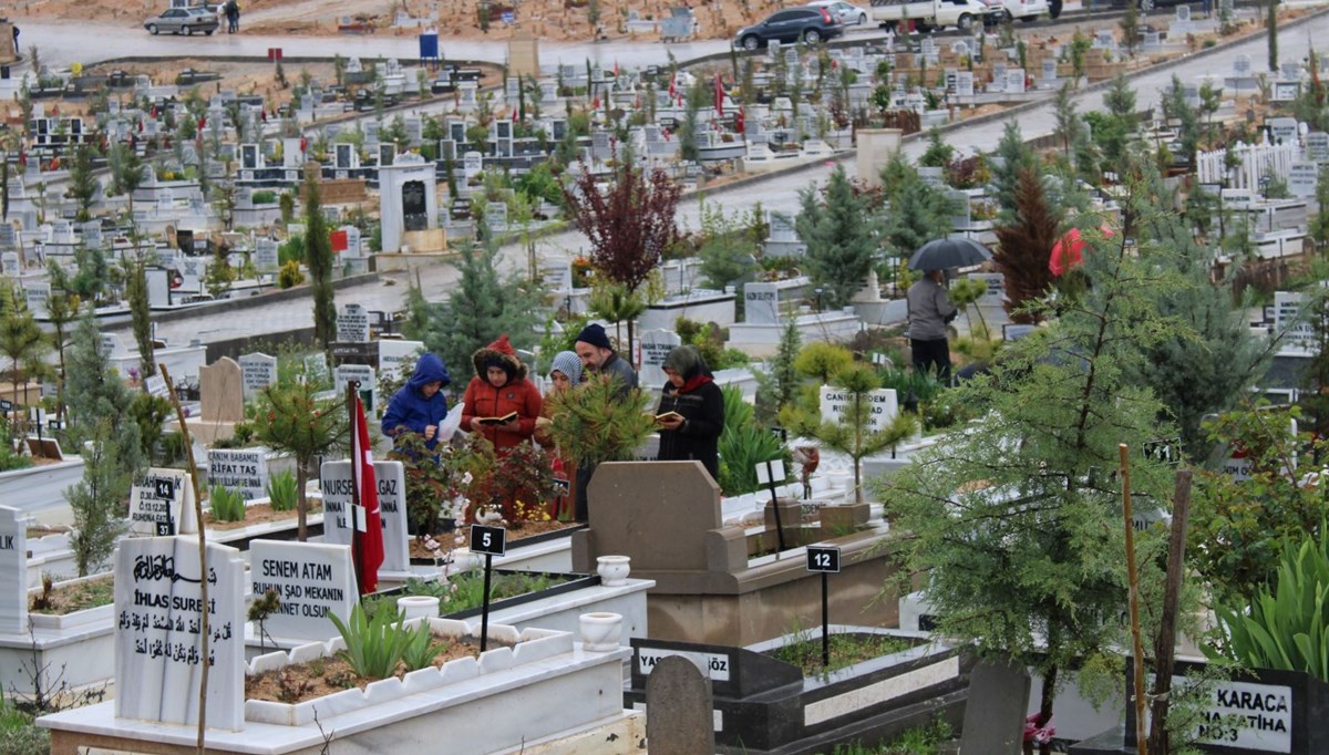 Deprem mezarlıklarında duygu dolu bayram ziyareti